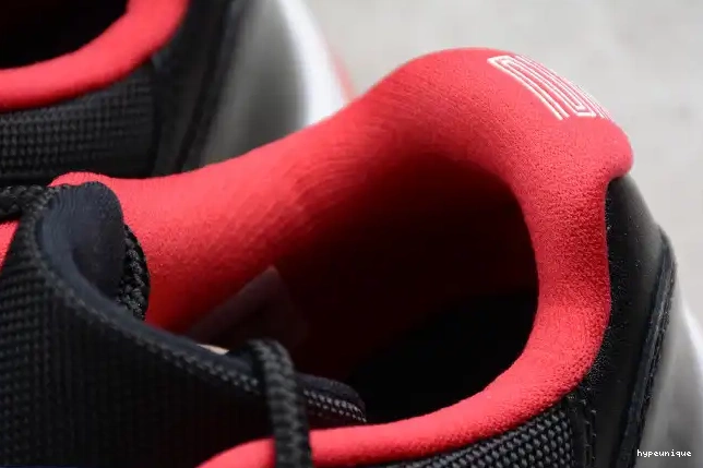 HYPE Low Jordan 11 Black Retro 
